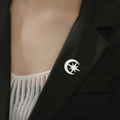 Détail d'une broche lune et étoile argentée épinglée sur le revers d'un costume noir - Style Lune Étoile (Couleur Acier)