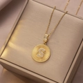 Makro-Detail des vergoldeten Scheibenanhängers mit diamantbesetztem S an feiner Gliederkette - Gold - Buchstabe S