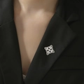 Broche de nudo de bruja plateado en acero inoxidable 304 en solapa de traje negro - Doble Nudo de Bruja Acero