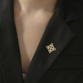 Broche de nudo de bruja dorado en la solapa de un traje negro para un estilo retro elegante - Doble Nudo de Bruja Dorado
