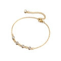 Detalle de la pulsera dorada con cuatro circonitas engastadas y cierre de mosquetón - Pulsera Simple de Cuatro Zirconias Transparentes / Dorado Estilo 2