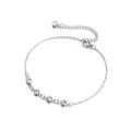Detalle de una pulsera de acero inoxidable con cinco circonitas de cristal claras - Pulsera Simple de Cuatro Zirconias Transparentes / Plateado Tipo 2