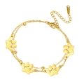 Macro-detail van de gouden roestvrijstalen dubbele kettingarmband met pootjes en karabijnsluiting - Dubbele Laag - Vier Pootafdrukken / Goud