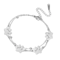 Close-up van een dubbellaagse roestvrijstalen armband met holle pootafdruk bedeltjes - Dubbele Laag - Vier Pootafdrukken / Staalkleur