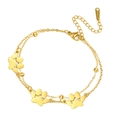 Detail van de dubbellaagse gouden roestvrijstalen armband met drie pootjes hangers - Dubbele Laag - Drie Pootafdrukken / Goud