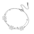 Detail van een zilveren dubbellaagse roestvrijstalen armband met pootafdruk-bedeltjes en kralen - Dubbele Laag - Drie Pootafdrukken / Staalkleur