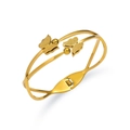 Makro-Detail des goldenen Schmetterlingsarmbands mit Mattierung und Doppelring-Design - Symmetrischer Matte Schmetterling Doppelring Stil (TT0486)