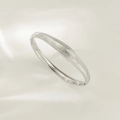 Silbernes Edelstahl-Armband mit vertikaler Wellenstruktur und poliertem Spiegelglanz - Wellenstruktur Stil (TT0769)