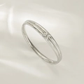 Eleganter silberner Edelstahl-Armreif mit polierter Oberfläche und minimalistischem X-Design - Erhöhtes X-Design (TT0773)