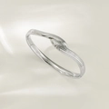 Eleganter silberner Edelstahl-Armreif mit minimalistischem gedrehtem Blattdesign - Gedrehtes Blatt-Design (TT0774)