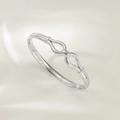 Eleganter silberner Knoten-Armreif aus Edelstahl mit polierter Oberfläche für Damen - Knoten Design Stil (TT0775)