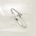 Minimalistischer Armreif aus silbernem Edelstahl mit poliertem geometrischem Design - Geometrischer Bypass-Stil (TT0780)