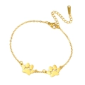 Gouden roestvrijstalen armband met uitgesneden pootjes en karabijnsluiting - Enkele Laag - Twee Pootafdrukken / Goud