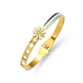 Detail van gouden titanium stalen open armband met madeliefje emaille en kristallen - Emaille Madeliefje Stijl