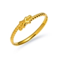 Dettaglio di un bracciale in titanio dorato con trama a corda e cerniera a forma di X - Stile Corda Intrecciata e Stella Crociata (TT0767) / Oro