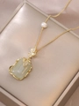 Detailaufnahme der grünen Edelsteinkette mit Goldblatt-Design und Perle auf Seidenfutter - Hellgrüner Quadratischer Anhänger (X3673)