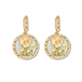 Detail von Vintage-Blumenohrringen mit blauem Emaille, Perlen und Gold-Finish - Hellblauer Münzstil (E1410)