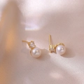 Boucles d'oreilles papillon dorées avec perles rondes blanches et zircons brillants - Boucles d'oreilles en perles d'eau douce