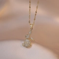 Détail du pendentif lapin doré serti de zircons scintillants avec un œil en rubis - Collier Pendentif Lapin Doré (X1895)