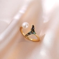 Dettaglio macro di un anello dorato aperto con perla e coda di pesce su seta - Forma di Coda di Pesce di Perla Stile Aperto (J0075)