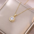 Elegante goldene Blumenhalskette mit Zirkonia-Steinen auf einer Champagner-Schmuckbox - Weiße Blume Halskette (X3869)