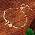 Verstellbares Sonnenblumen-Armband aus vergoldetem Metall mit weißen Kristallsteinen - Verstellbarer Sonnenblume Kristall Stil / Gold Sonnenblume (TS0197)