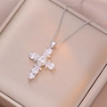 Collier avec pendentif croix en argent serti de zircons géométriques sur chaîne en O - Couleur Acier avec Zirconia Blanc (XL2072-2)