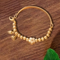 Retro-Armband im chinesischen Stil mit Blumenanhänger und Lotuspflanzen auf dunklem Holz - Goldene Blumen-Armspange (TS0465)