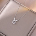 Detail van zilveren konijnenhanger met zirkonia-inleg en bewegende dansende steen - Dansend Konijn Ketting (X3485) / Zilver