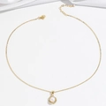Detail van gouden parelketting met zirkonia halo en verstelbare karabijnsluiting - Zirconia Halo Ronde Parel Stijl (X3912)