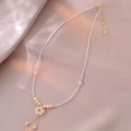Elegante Perlenhalskette mit weißem Muschelblumenanhänger und goldenen Ketten - Blumenperle-Stil (X2553) / Rosa Perle