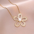 Elegante gouden bloemenketting met zirkonia bloemblaadjes en een centrale parel inlay - Bloemen Zirconia Halfronde Parel Stijl (X3237)