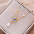 Detail van Franse vintage ketting met natuurlijke parels en een emaille hanger - Chinese Emaille Rode Agaat Parel Stijl (X1157)