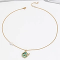 Macro-opname van een gouden libelle hanger met groen schelpinlegsel en parels - Libelle Abalone Schelp Parel Stijl (X3908)