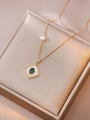 Detail van gouden ketting met parel en groene edelsteen op zijden textuur - Retro Vierkant Groene Steen Schelp Stijl (X0494)