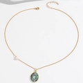 Detailopname van de gouden schelphanger ketting met een zijparel en karabijnslot - Ovaal Schelp Zirconia Parel Stijl (X3894)