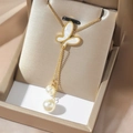 Elegante collana a farfalla dorata con madreperla e ciondoli di perle sulla seta - Stile Nappina Farfalla Madreperla (T0481)