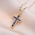 Collier croix dorée avec cristaux rectangulaires bleus et micro-pavé de pierres blanches - Croix en Or (Zircone Bleue) (X1353)