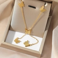 Nahaufnahme der goldenen Schmetterlingskette mit mattierten Details in einer Box - Matte Mehrfach-Schmetterlingsquaste (T0476)