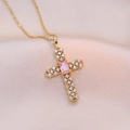 Collier croix en acier doré avec pavé de diamants et un zircon rose rectangulaire - Style Croix Rose