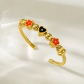 Bracelet jonc torsadé doré avec fleurs rouges et breloque en cœur noir - Style Fleur Rouge et Cœur Noir (TT0844)