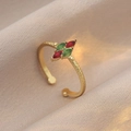 Anello dorato regolabile con pietre marquise rosse e verdi su fascia martellata - Stile Aperto Martellato con Gemma Bicolore Rossa Verde (J0262)