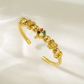 Detail eines goldenen Seilarmbands mit Schmetterlingsanhängern und Vierklee-Anhänger - Buntes Vierblättriges Kleeblatt und Schmetterling Stil (TT0843)