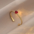 Anello regolabile in acciaio dorato con zircone a cuore rosso e finitura martellata - Cuore Rosso Martellato Stile Aperto (J0302)