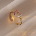Anello a cuore dorato regolabile con zirconi colorati sfumati per donna - Gemma a Cuore Sfumata Stile Aperto (J0364)