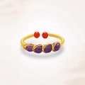 Anello artigianale in filo dorato con perline viola e dettagli rossi stile aperto - Perle Viola Avvolte Stile Aperto (J0377)