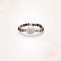 Anello di perline colorate con perla barocca bianca e dettagli dorati - Stile con Perle in Gemme Colorate Barocche (J0393)