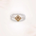 Anello regolabile in perle con motivo a quadrifoglio dorato e gemma verde smeraldo - Stile con Perle a Quadrifoglio (J0394)
