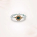 Anello con perline verde chiaro regolabile e dettaglio centrale in oro e smeraldo - Stile con Gemme in Perle Verde Chiaro (J0395)