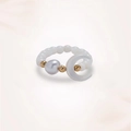 Anello di perline con perla rotonda grigia e dettaglio di charm a mezzaluna bianca - Stile con Perle a Mezzaluna (J0396)